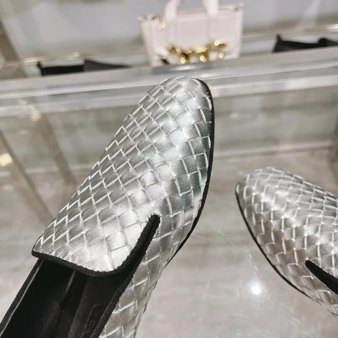 [BV] Top P: 760💰Size for couples: 35-44 (Female 40, Male 38 45, custom-made and non-returnable) (Bottega Veneta) Genuine leather outsole classic woven beanie shoes, two-wear heel set Blessed are the little feet👣👣Comfortable casual shoes that can be worn all year round, made of imported first-layer sheepskin➕fine-quality sheepskin leather, imported sheepskin lining, luxury genuine leather outsole [rose][rose], Bottega Veneta is an Italian luxury brand. Made using traditional Italian leather craftsmanship. .